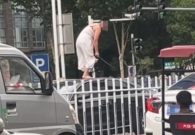 车通报：系精神病发作家属愿意承担赔偿pg电子试玩女子持械当街打砸多辆轿(图3)