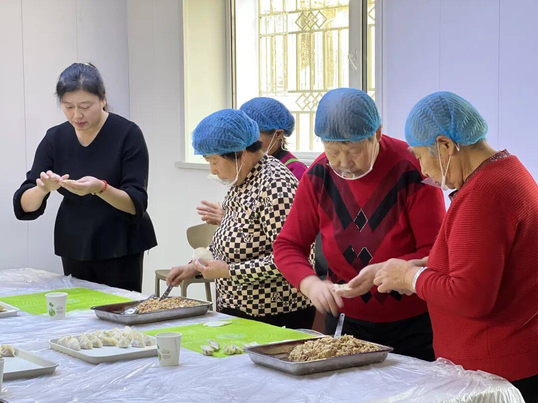 开展“浓浓饺子香 暖暖敬老情”文明实践活